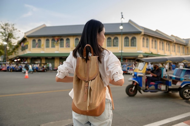 Mooie toeristische vrouw op vakantie sightseeing en het verkennen van Bangkok