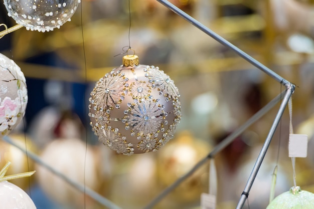 Mooie traditionele bal feestelijke kerstboom decoratie witte kleur voor nieuwjaarsvakantie hangend op een wazige achtergrond met niemand