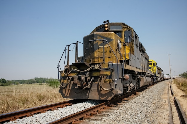 mooie trein op de rails met zonnige achtergrond