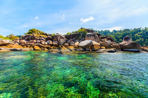 Mooie tropische blauwe zee en lucht in Thailand