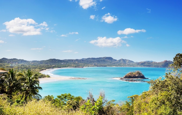 Mooie tropische kust van de Stille Oceaan in Costa Rica