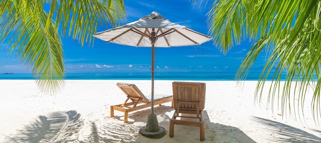 Mooie tropische strandvakantie. Wit zand en kokospalmen reizen toerisme, stoelenparaplu.