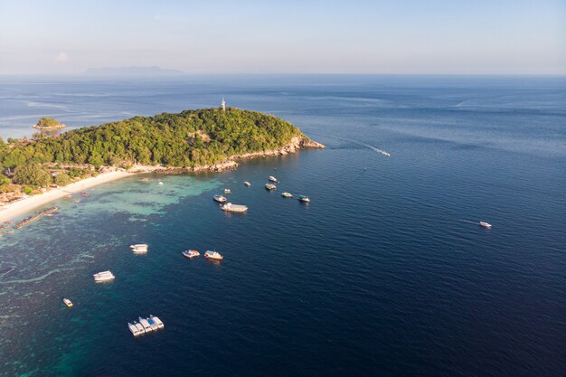 Mooie tropische zee met eiland in andaman