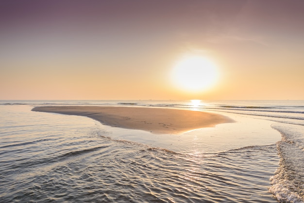 Mooie tropische zonsopgang op het strand.