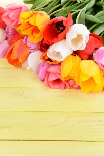 Mooie tulpen in emmer op tafel close-up