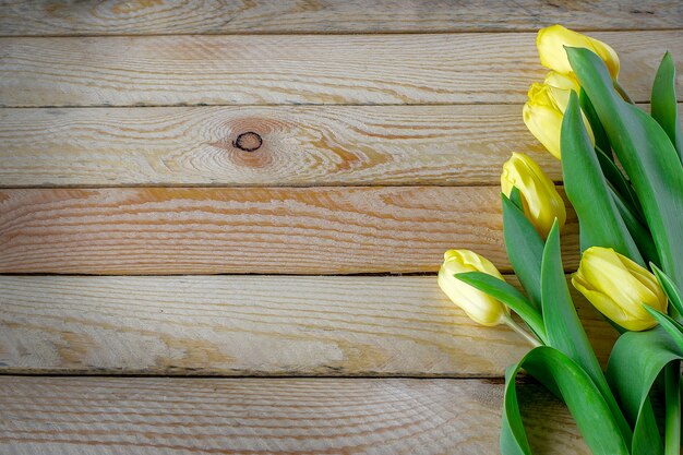 Mooie tulpen op houten achtergrond