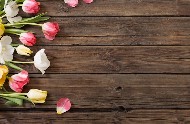 Mooie tulpen op oude donkere houten achtergrond