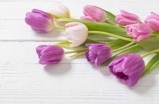 Mooie tulpen op witte houten achtergrond