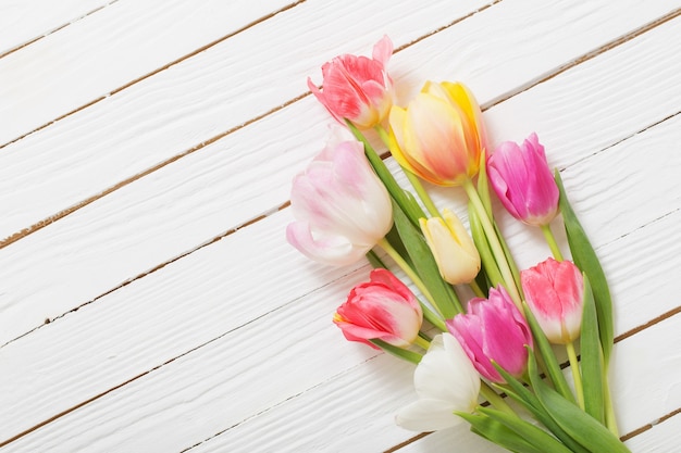 Mooie tulpen op witte houten tafel