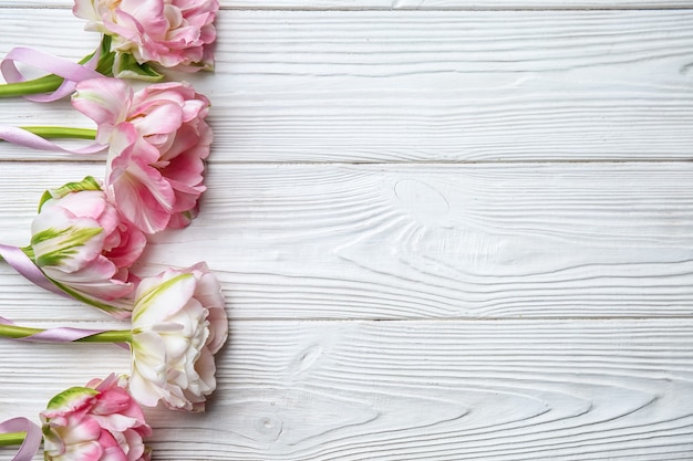 Mooie tulpen op witte houten tafel