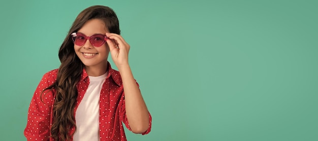 mooie uitstraling van een jong meisje portret van een kind casual stijl op blauwe achtergrond kind gezicht horizontale poster tiener meisje geïsoleerd portret banner met kopieerruimte