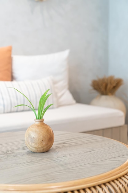 mooie vaas van keramiek of porselein met plantendecoratie op tafel in woonkamer