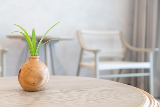 mooie vaas van keramiek of porselein met plantendecoratie op tafel in woonkamer