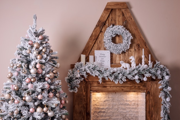 Mooie vakantie ingerichte kamer met kerstboom bij de open haard.