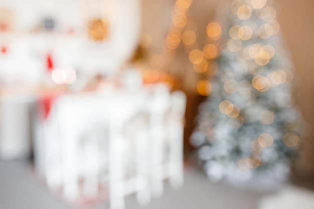 Mooie vakantie ingerichte kamer met kerstboom en felle lichten onscherp geschoten