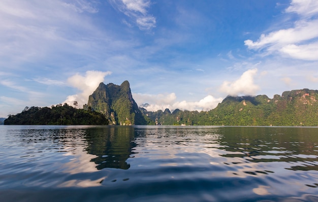 Mooie vakantiedag in het Nationale park van Khao Sok, Suratthani, Thailand