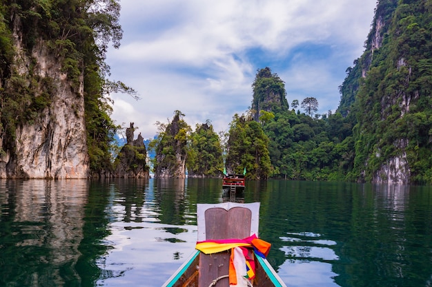 Mooie vakantiedag in het nationale park van khao sok, suratthani, thailand