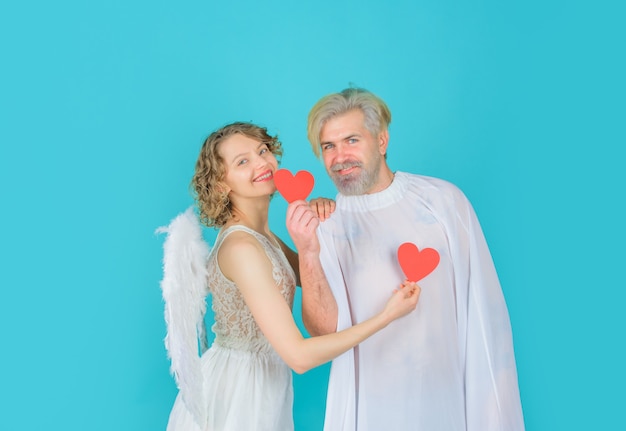 Mooie valentijnsdag paar cupido engel met papieren harten cupido in valentijnsdag paar cupido's