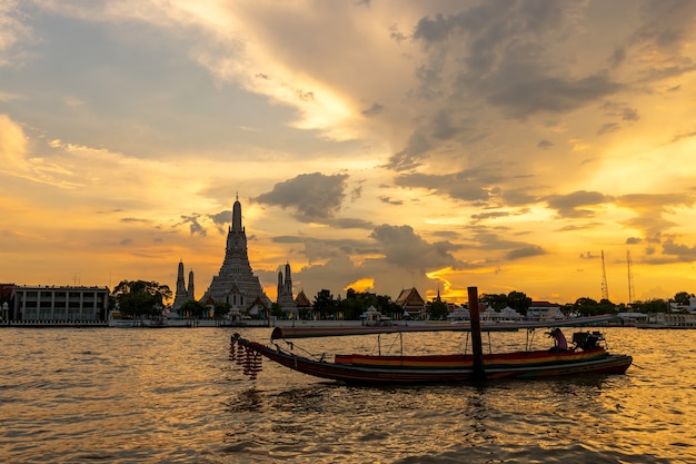 Mooie van de tempelchao van zonsondergangwat arun phrayarivier, landschap Bangkok Thailand