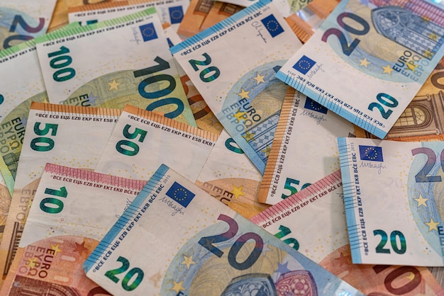 Mooie veelkleurige nieuwe eurobankbiljetten verspreid in een stapel op een ruime tafel. Bedrijfsconcept. Rijkdom concept