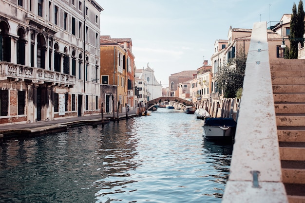 Mooie Venetiaanse straat in de zomerdag, Italië