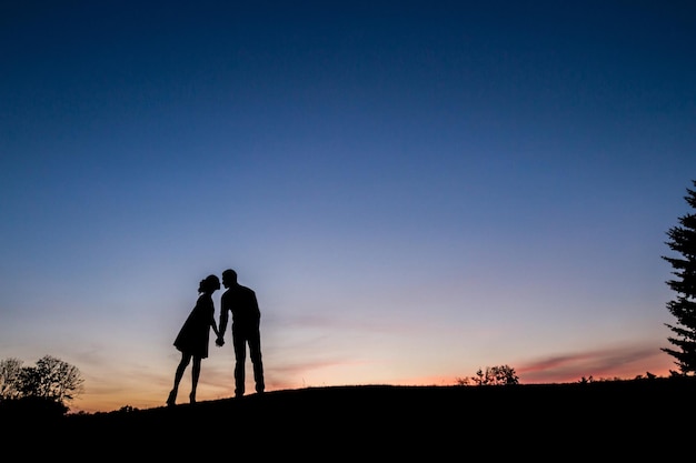 Mooie verliefde paar rendez-vous in het park romantische reis liefdesverhaal liefhebbers op een wandeling