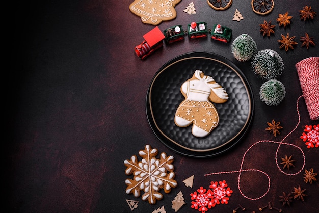 Mooie verschillende kerstversieringen en peperkoek op een bruine betonnen tafel