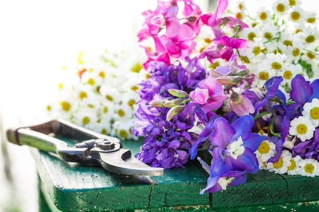 Mooie verschillende soorten bloemen op groene tafel