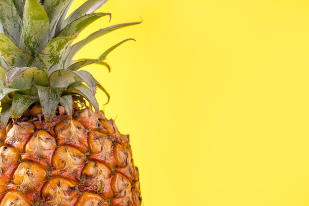 Mooie verse ananas geïsoleerd op heldere gele achtergrond