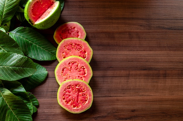 Mooie verse rode guave, herfst fruit op houten rustieke achtergrond.