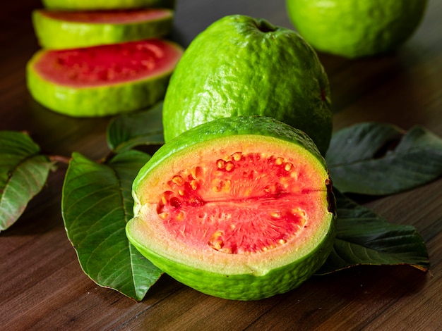 Mooie verse rode guave, herfst fruit op houten rustieke achtergrond
