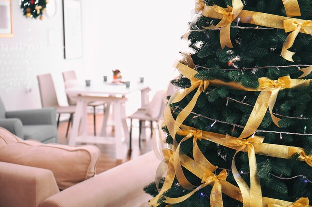 Mooie versierde kerstboom in de woonkamer, close-up