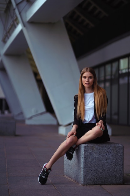 Foto mooie vertrouwen jonge vrouw in de straat