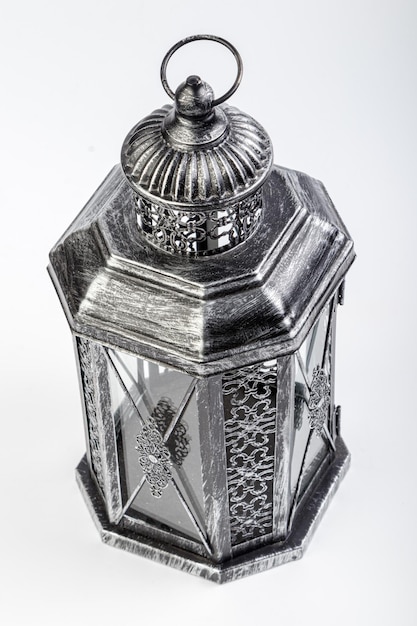 Mooie vintage metalen lantaarn op een witte achtergrond
