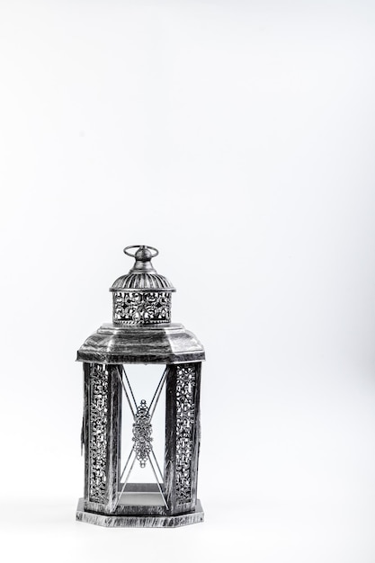 Mooie vintage metalen lantaarn op een witte achtergrond