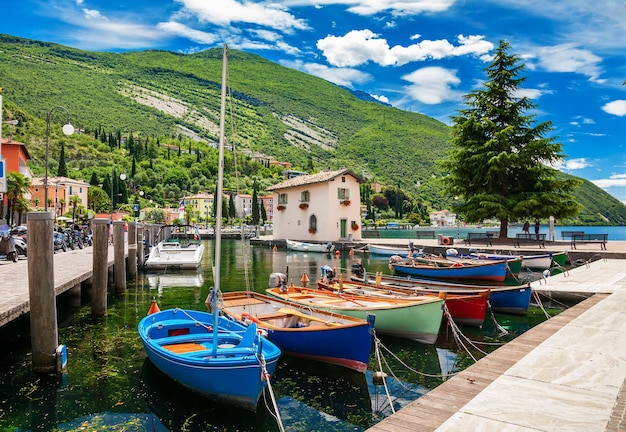 mooie vissershaven met kleurrijke boten in Nago-Torbole, Gardameer, regio Trentino-Alto Adige, Italië