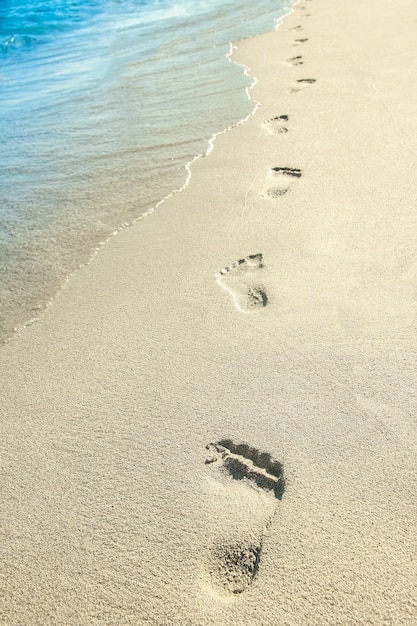 Mooie voetafdrukken met voetjes op het zand