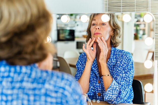 Mooie volwassen senior vrouw thuis