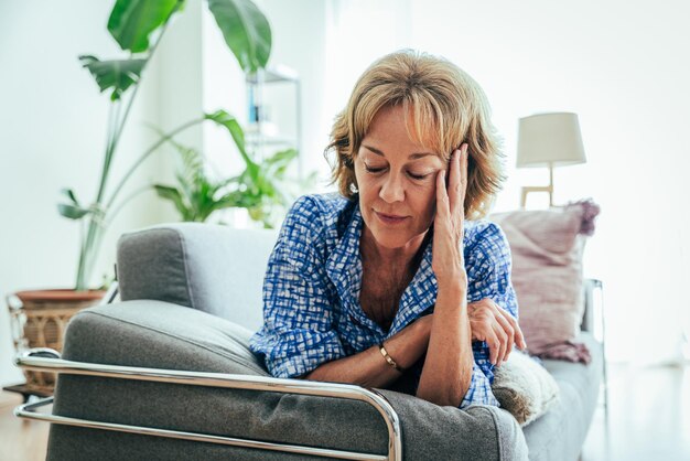 Mooie volwassen senior vrouw thuis