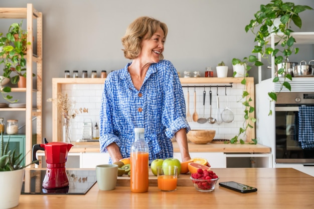 Mooie volwassen senior vrouw thuis