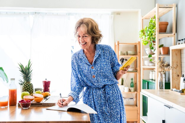 Mooie volwassen senior vrouw thuis