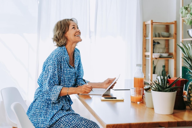 Mooie volwassen senior vrouw thuis