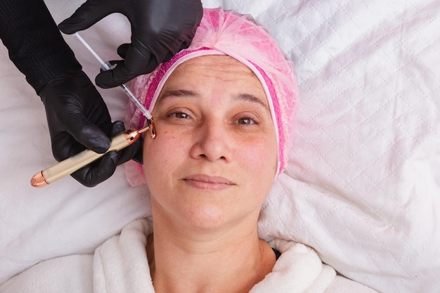 Mooie volwassen vrouw Botox-toepassing op patiënt rimpel preventie verjonging huidverzorging behandeling