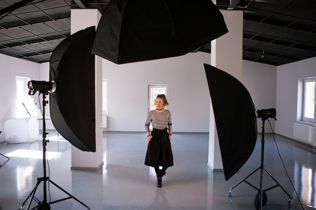 Mooie volwassen vrouwelijke model poseren in casual kleding in fotostudio