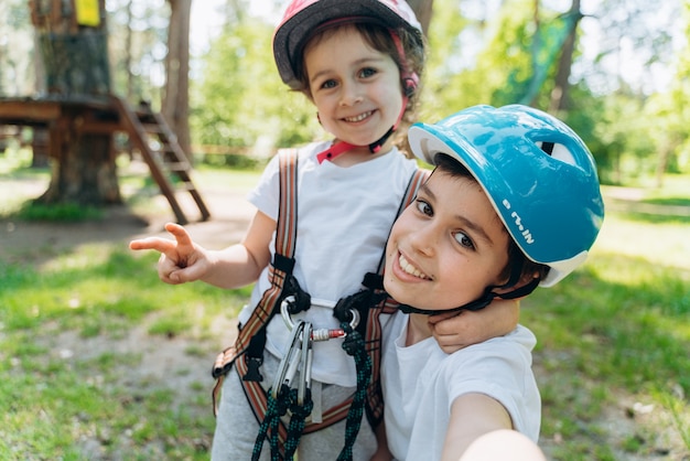 Mooie, vriendelijke broer en zusje maken samen foto's. Kinderen hebben plezier in de natuur