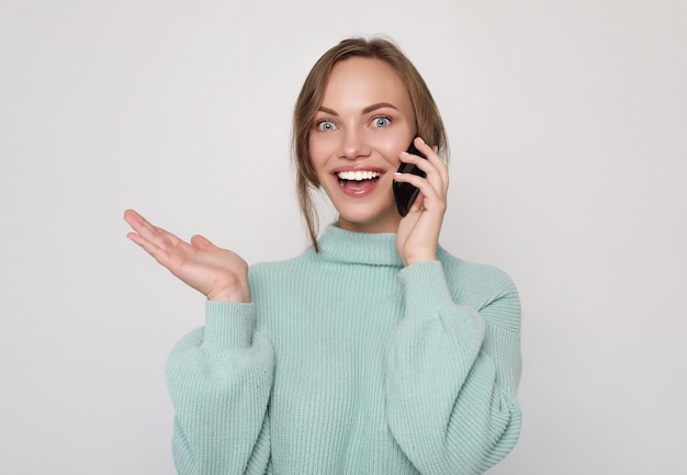 Mooie vrolijke vrouw praten op mobiele telefoon