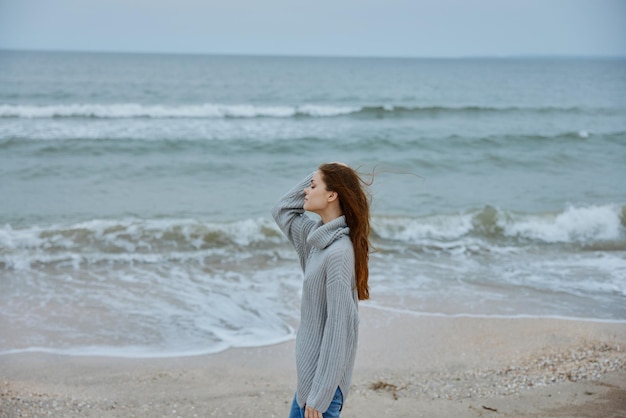 Mooie vrouw alleen bij de oceaan bewolkt weer ongewijzigd