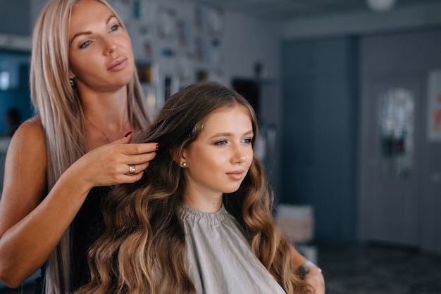 Mooie vrouw bij de kapsalon