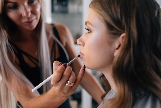 mooie vrouw bij make-up salon