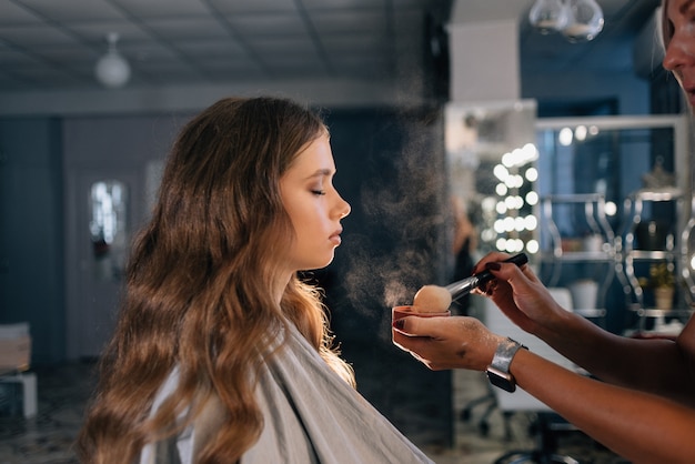 mooie vrouw bij make-up salon